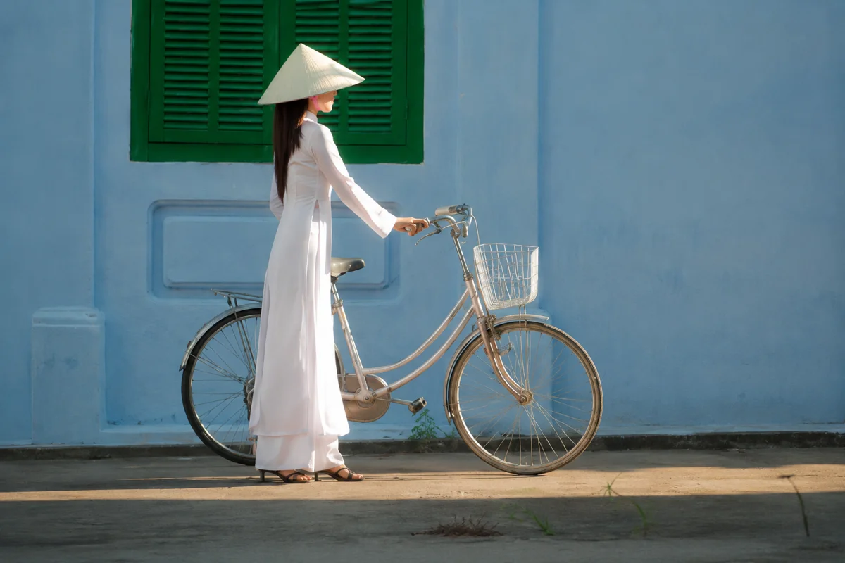 The design concept, Viet Silk Luminance, draws from the softness of Vietnamese silk, the graceful silhouette of the áo dài and the rhythm of contemporary urban life.